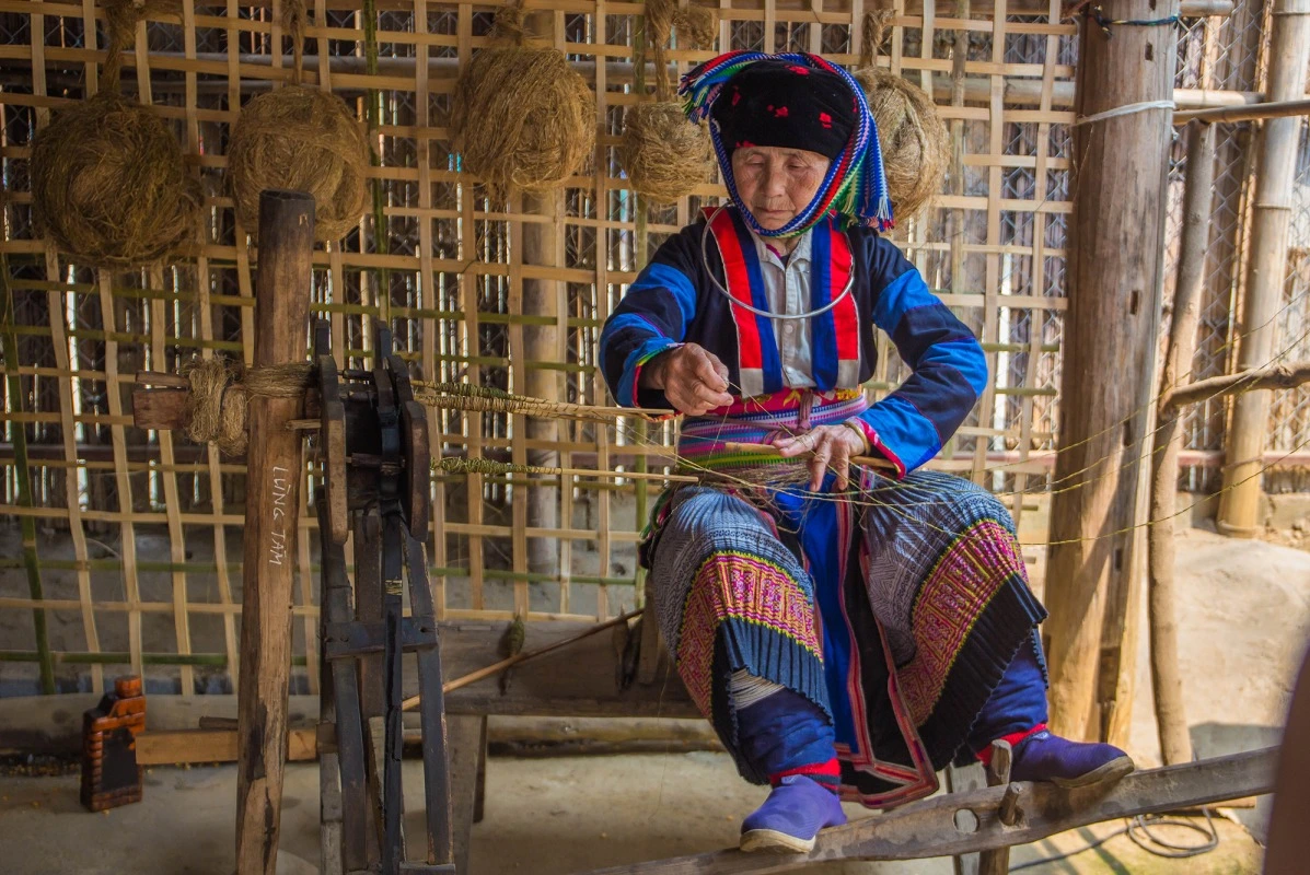 Up to Lung Tam, Ha Giang watched the Hmong people flax and weave fabrics