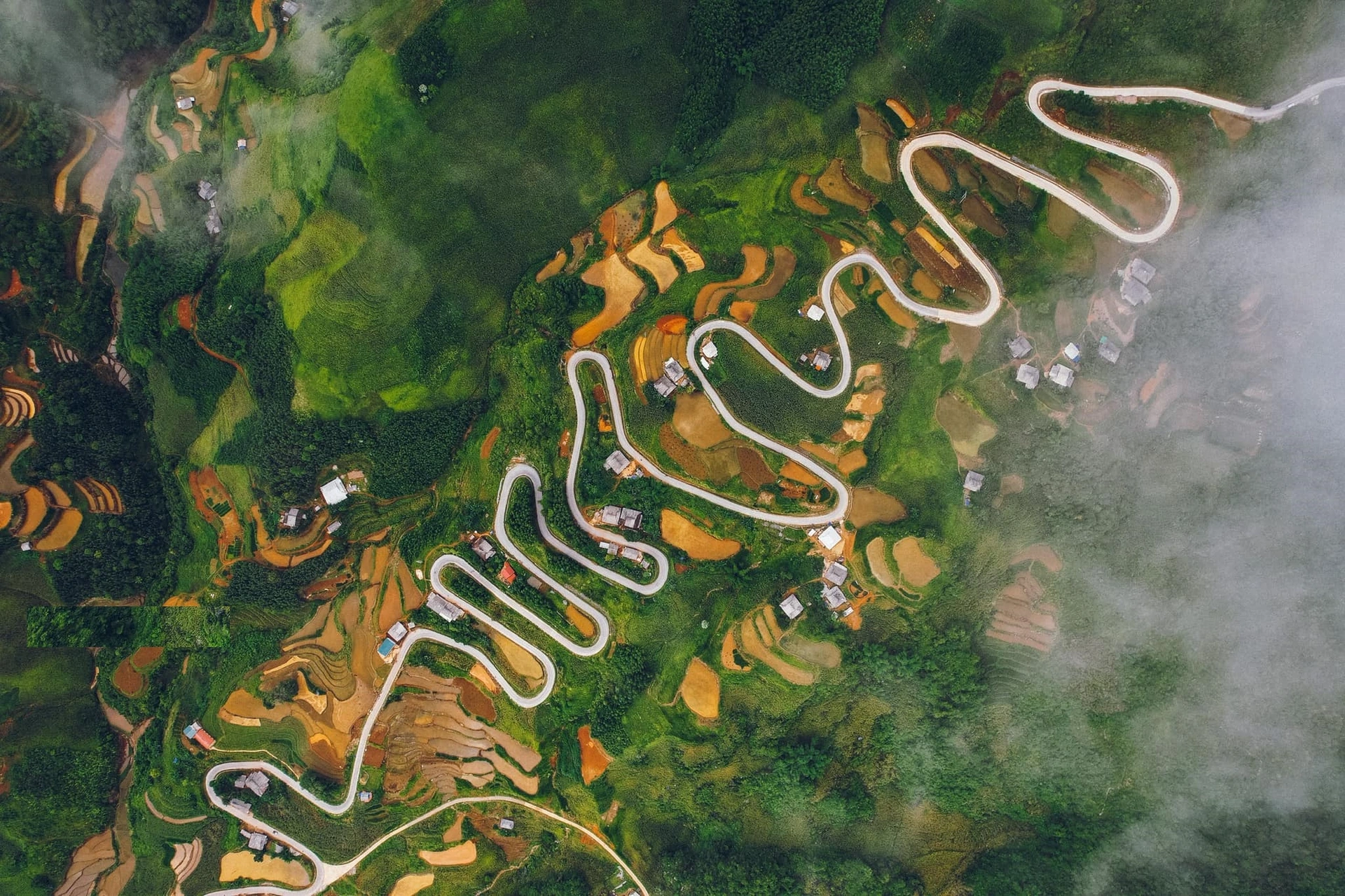 Conquer the 20 bend Na Qinh pass in Cao Bang