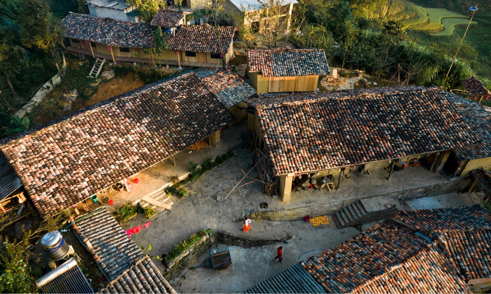 Thèn Pả - ngôi làng nhà trình tường dưới cột cờ Lũng Cú