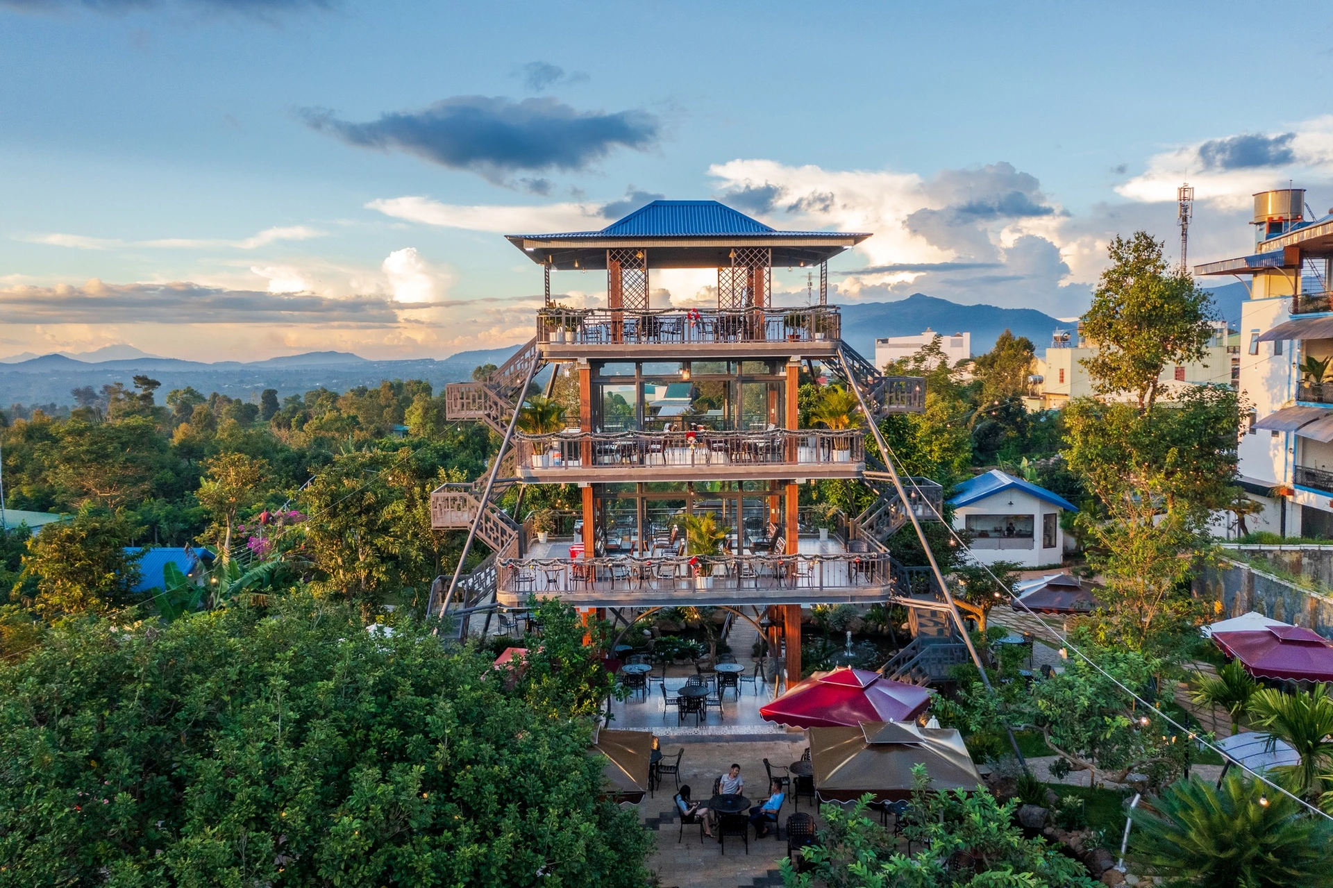 4. Trải Nghiệm Khách Hàng