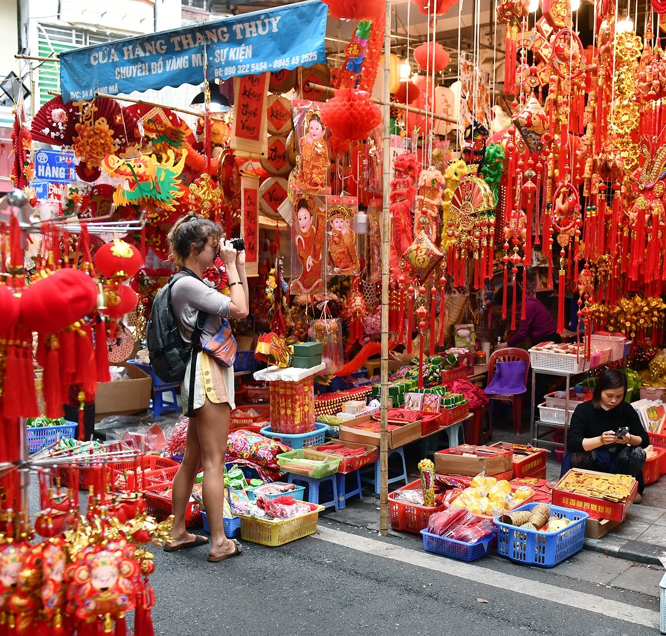 Western customers, we flock to Hang Comb flower market every year only open 1 time on the occasion of Tet