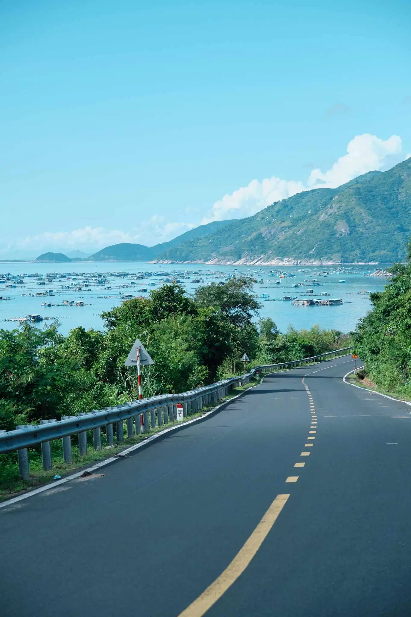 Canh Vinh Ro is famous for being a beautiful bay intertwined between the majesty of the hills and mountains and the poetry of the sea hugging along the S-shaped curve.