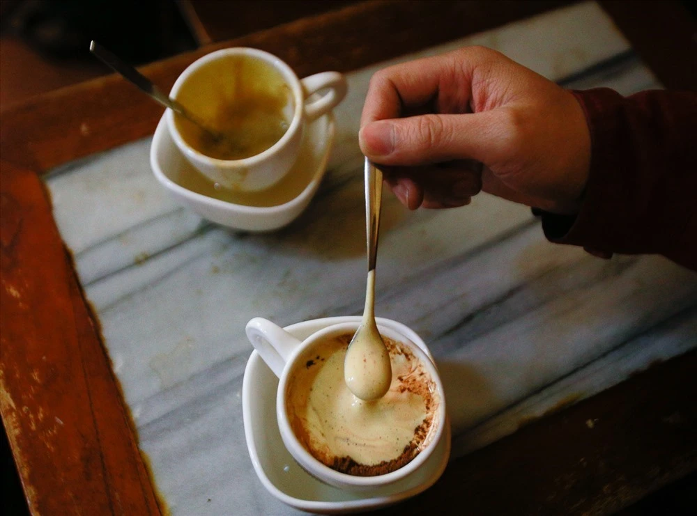 Cà phê trứng trứ danh của Hà Nội. Photo: Dang Huynh