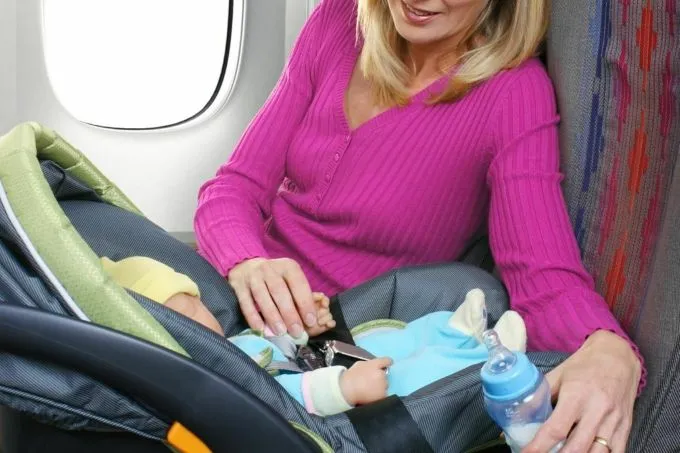 Các chuyên gia an toàn hàng không đặc biệt khuyến cáo hành khách cần thắt dây an toàn trong suốt chuyến bay và đặc biệt lưu ý đai an toàn dành cho trẻ nằm nôi và dưới ba tuổi. Ảnh: InfantBelt