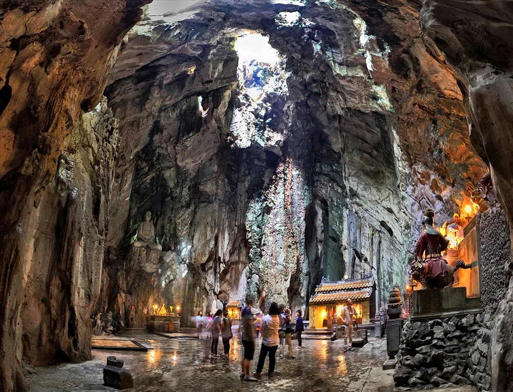 Động Huyền Không huyền bí trong dãy núi Ngũ Hành Sơn - iVIVU.com