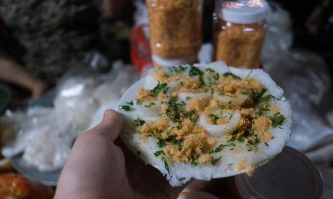 Một đĩa bánh bèo (bên trên) và bánh hỏi (dẹt, bên dưới), được phủ ruốc tôm, mỡ hành bên trên. Ảnh: Tú Nguyễn