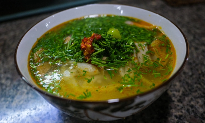 Một bát bánh canh hẹ trong chợ. Image: Tu Nguyen