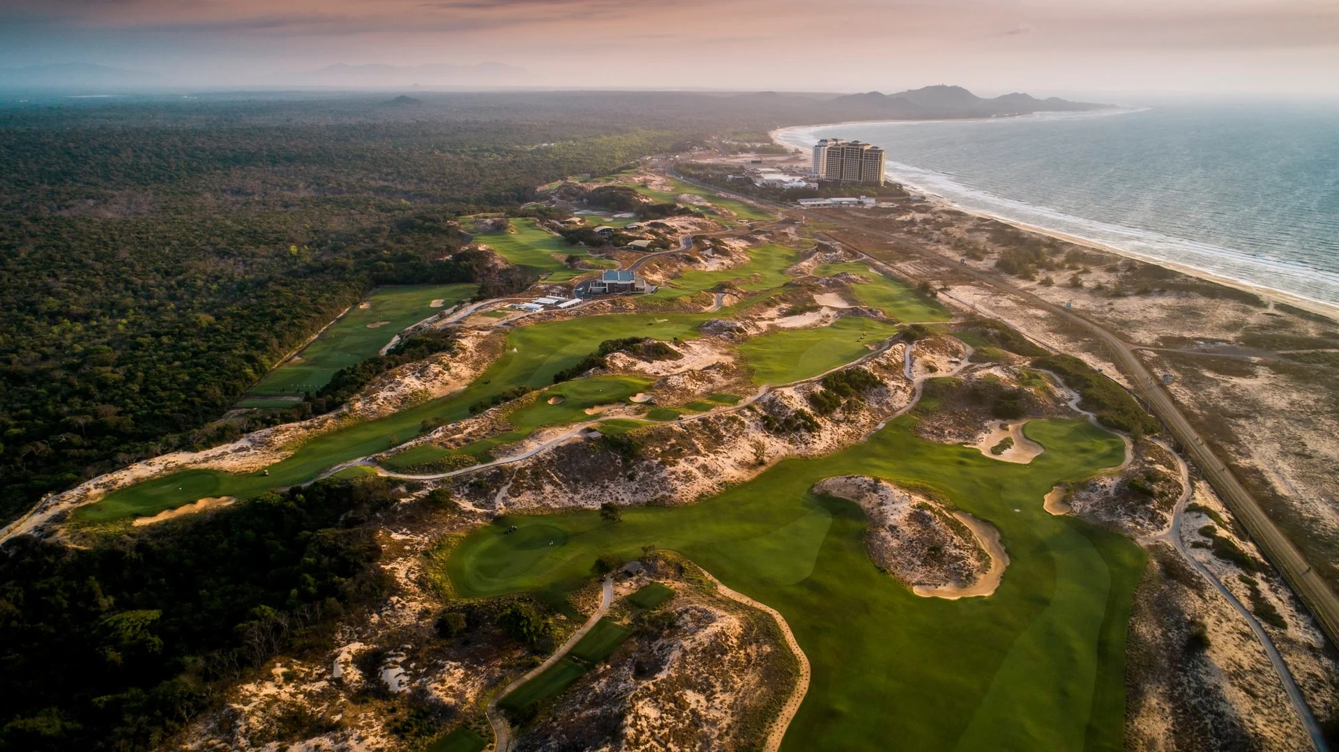 Giới thiệu sân golf The Bluffs Hồ Tràm Strip top 1 Việt Nam - beachvilla.vn