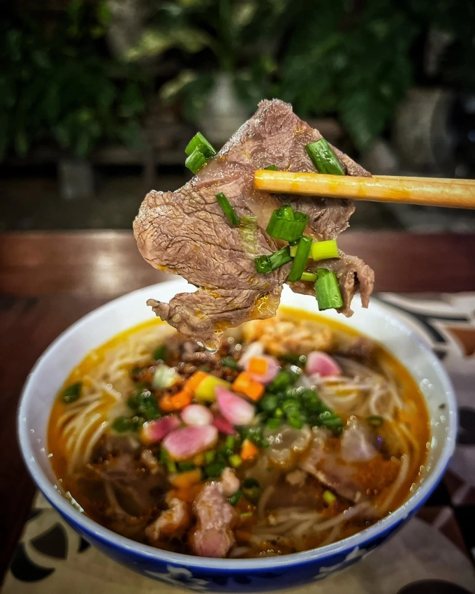 Món bún bò ở quán Bà Rơi giá 40.000 đồng một tô. Image: Ba Lo beef vermicelli