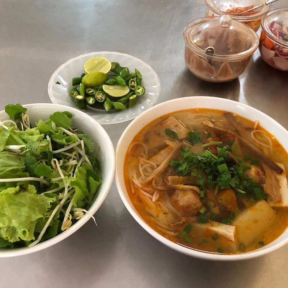 Tô bún chả cá đầy đặn. Photo: Brenda Yeh