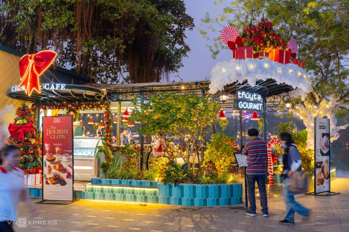 Coffee shop on Ly Thai To Street, Hoan Kiem District. Image: Hoang Giang